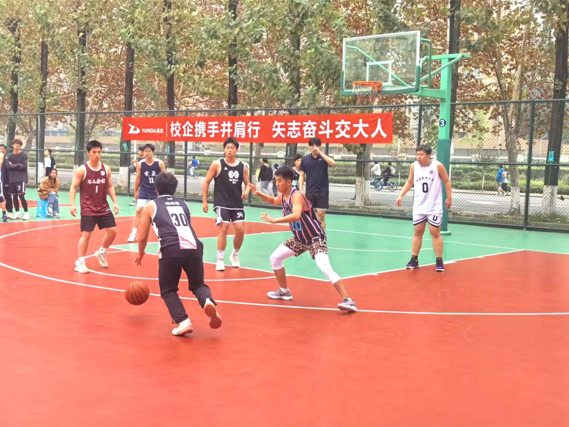 篮球职业赛事中一支队伍状态出色 篮球职业赛事中一支队伍状态出色