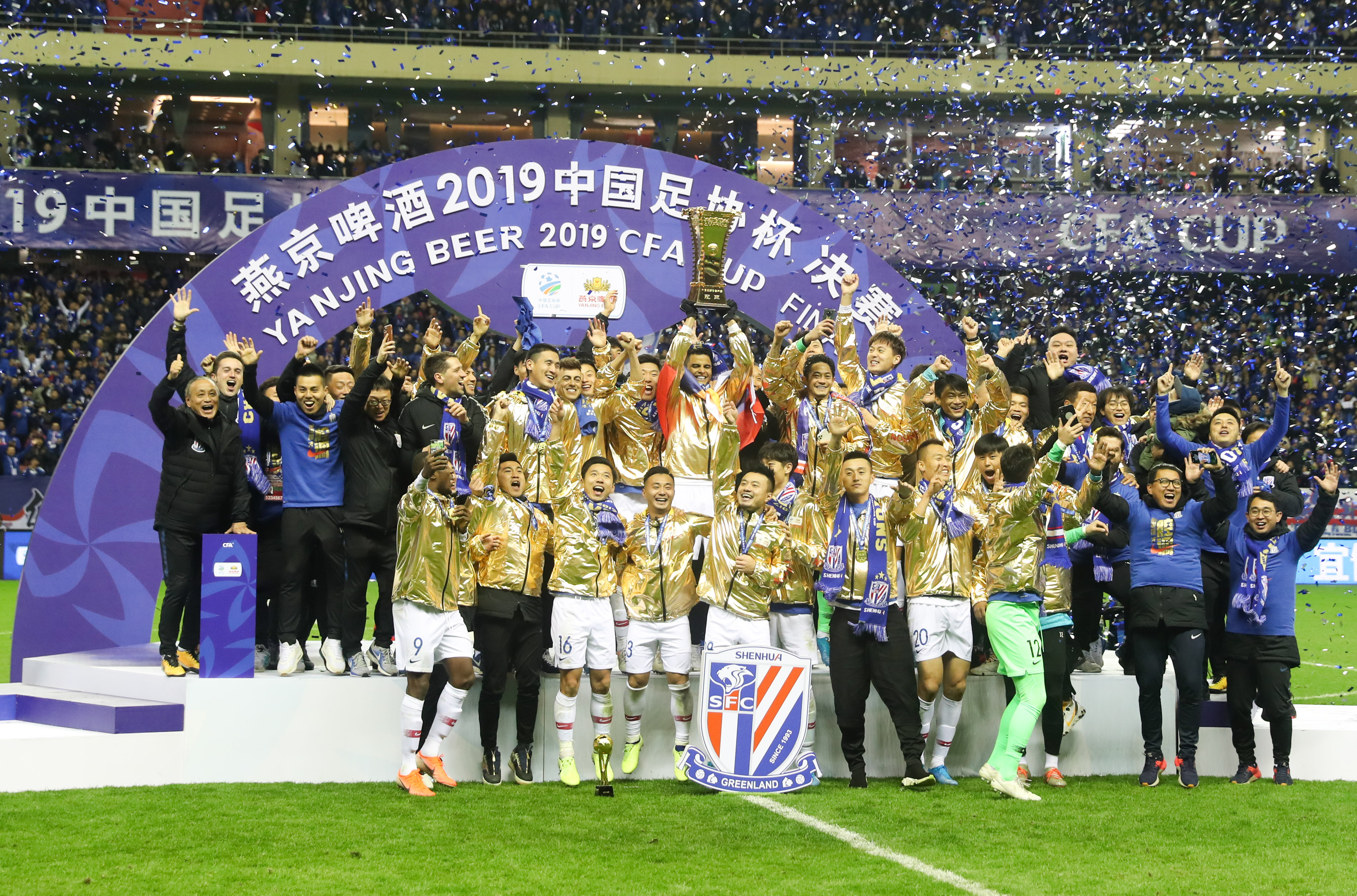 足球北上广大战引爆全场,球员斗志昂扬 足球北上广大战引爆全场,球员斗志昂扬