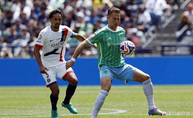 欧洲豪门足球俱乐部在比赛中捍卫家门，势不可挡