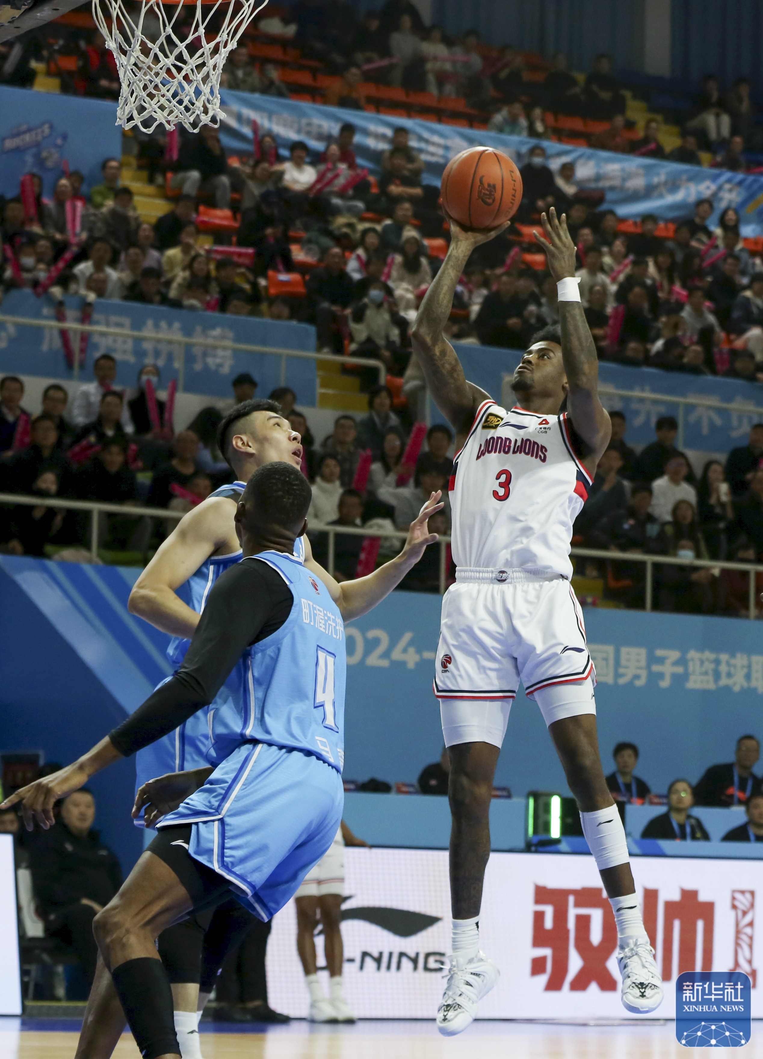 球员们在场上拼尽全力，决战激情四射