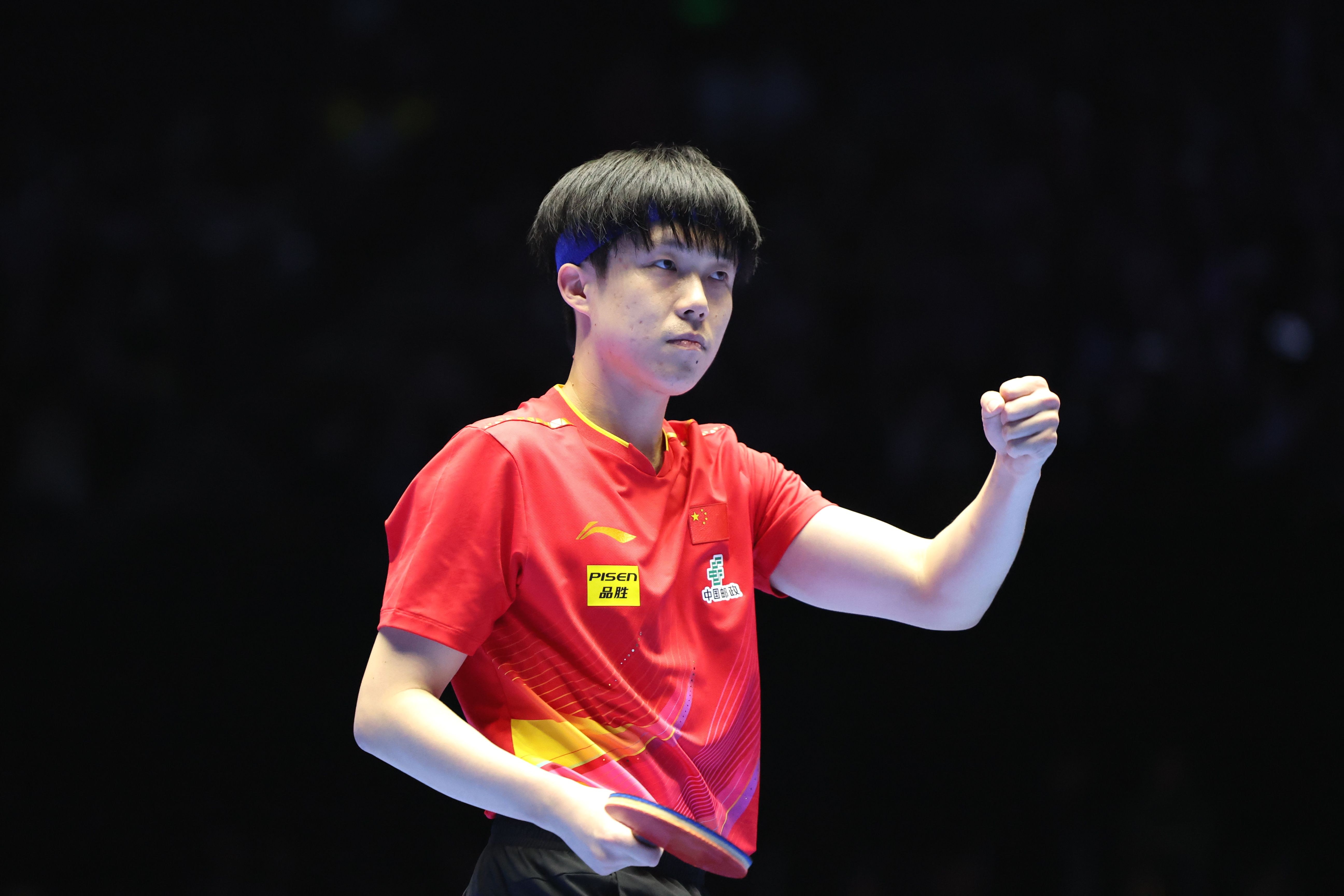 球员们在场上拼尽全力，决战激情四射