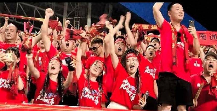 精彩逆转!球员在比赛中展现拼搏精神 精彩逆转!球员在比赛中展现拼搏精神