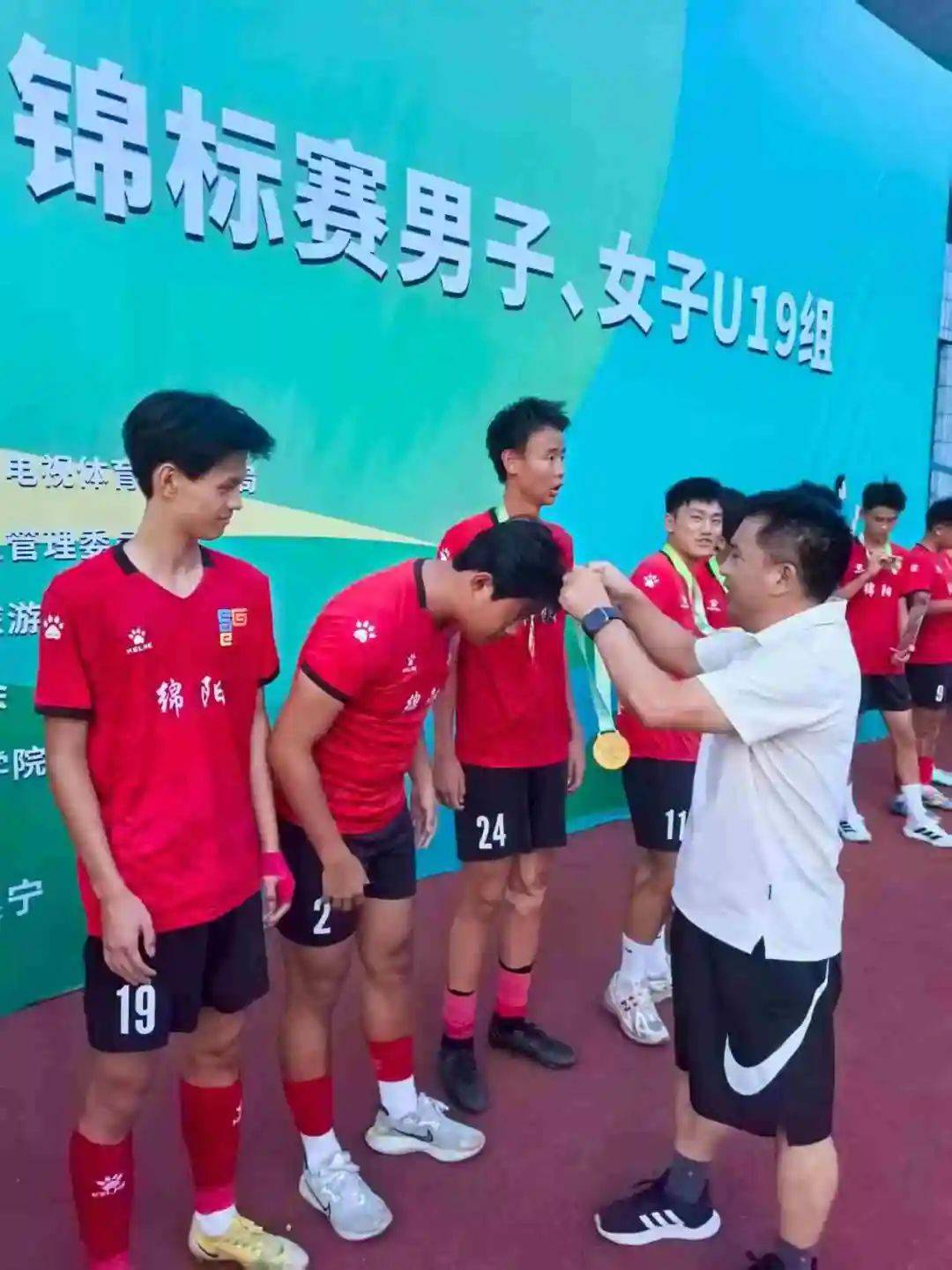 视觉盛宴,足球冠军较量展现豪情壮志 视觉盛宴,足球冠军较量展现豪情壮志