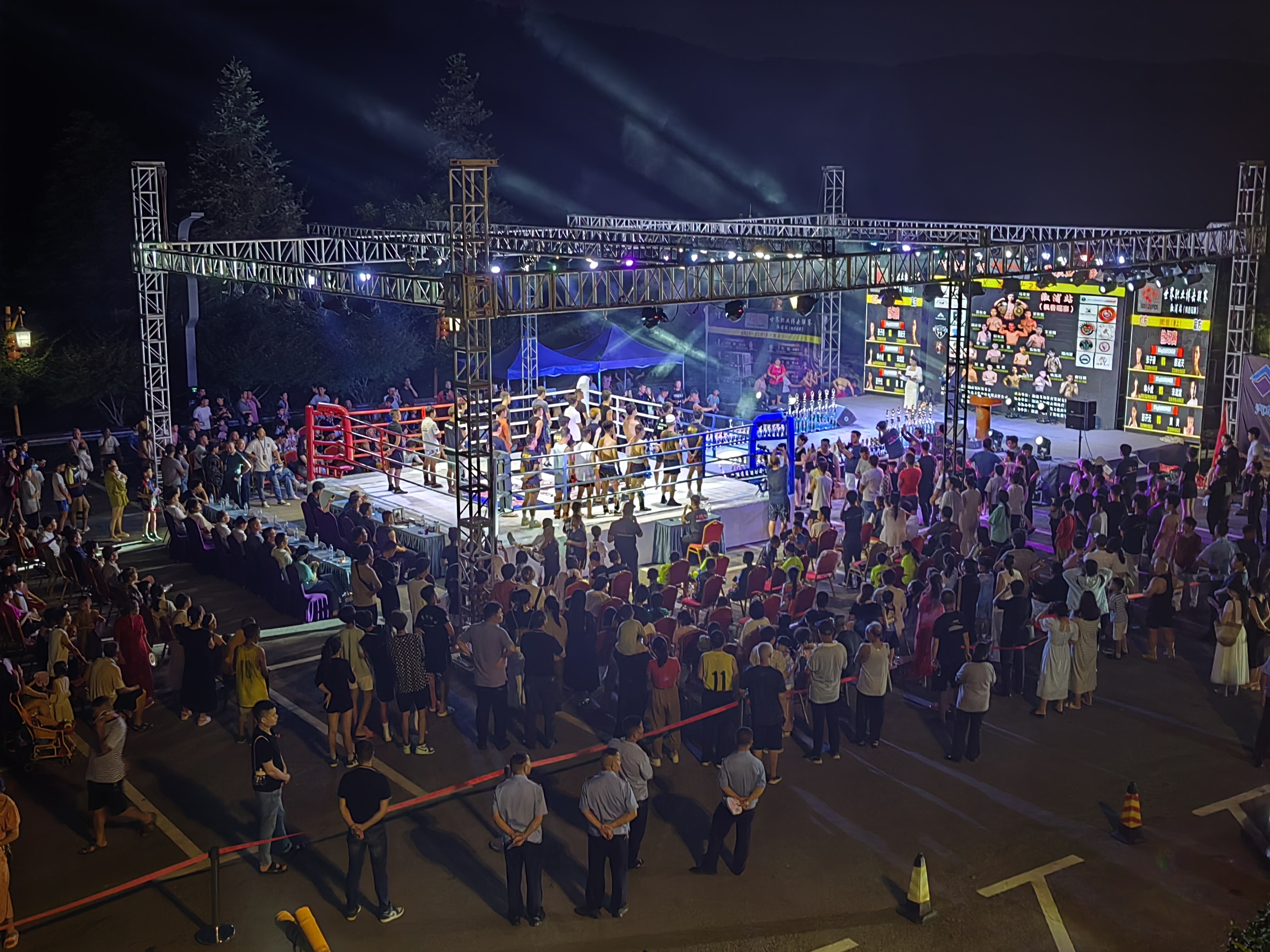 拳击赛场精彩纷呈,选手们展现实力与韧性 拳击赛场精彩纷呈,选手们展现实力与韧性