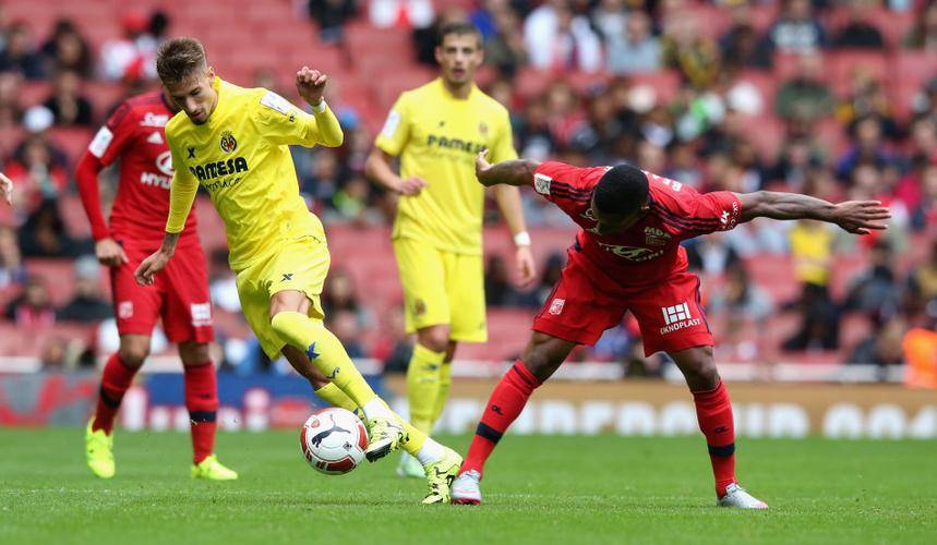 西甲比赛场上惊险连连,看点十足 西甲比赛场上惊险连连,看点十足