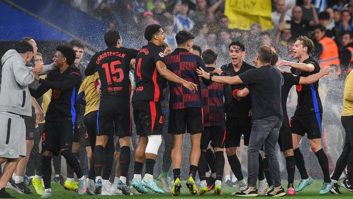 巴萨中场在比赛中送出精准传球 巴萨中场在比赛中送出精准传球