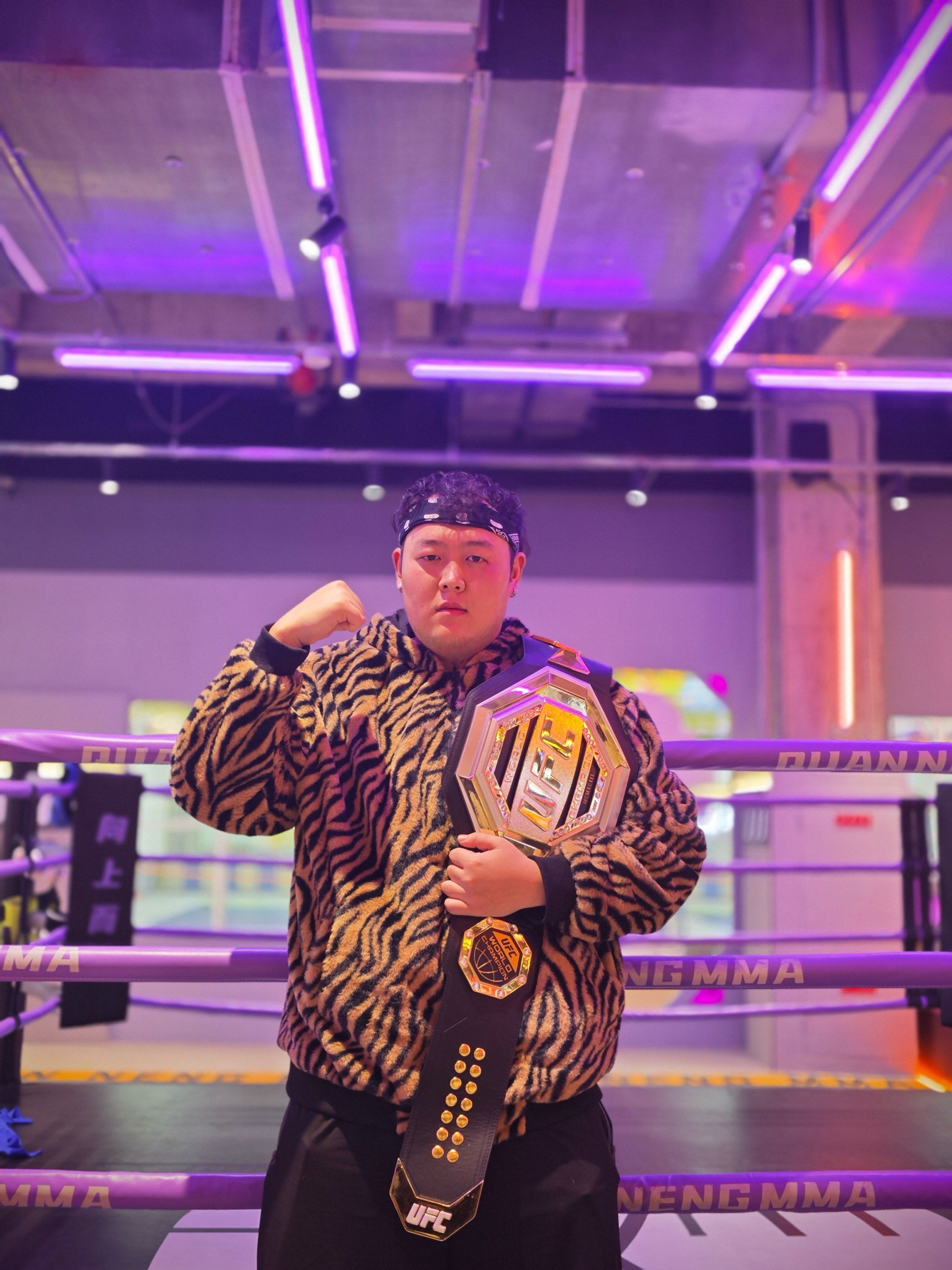 拳击选手拼搏斗志坚定激情角逐引人入胜的简单介绍