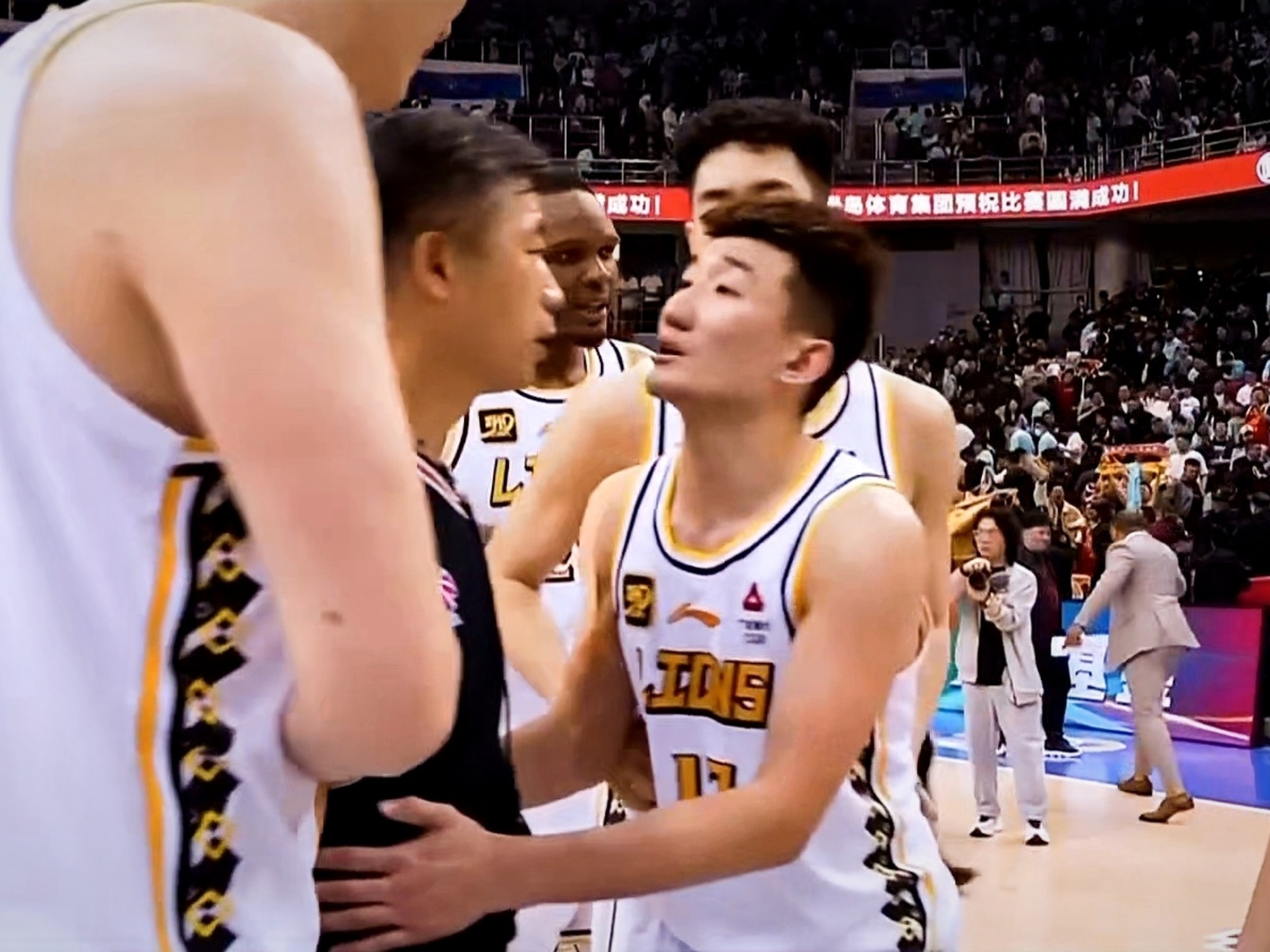 关于青岛队在客场击败青海，继续保持领先的信息