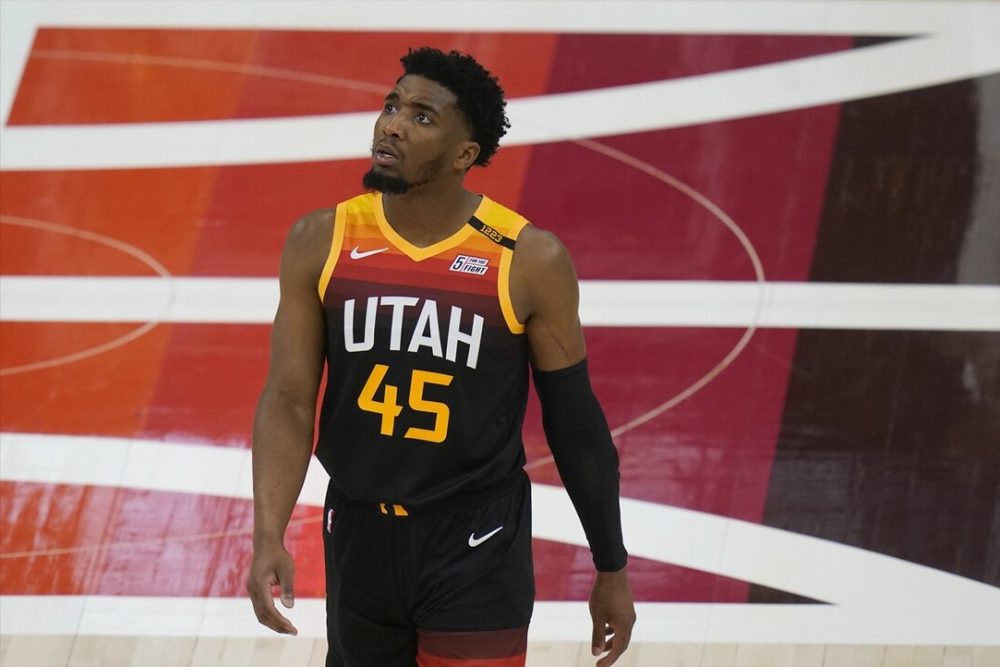 爵士大胜灰熊，米切尔控场稳定