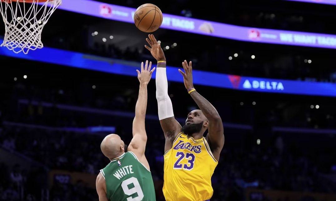 湖人客场击败凯尔特人，詹姆斯砍下三双表现稳固的简单介绍