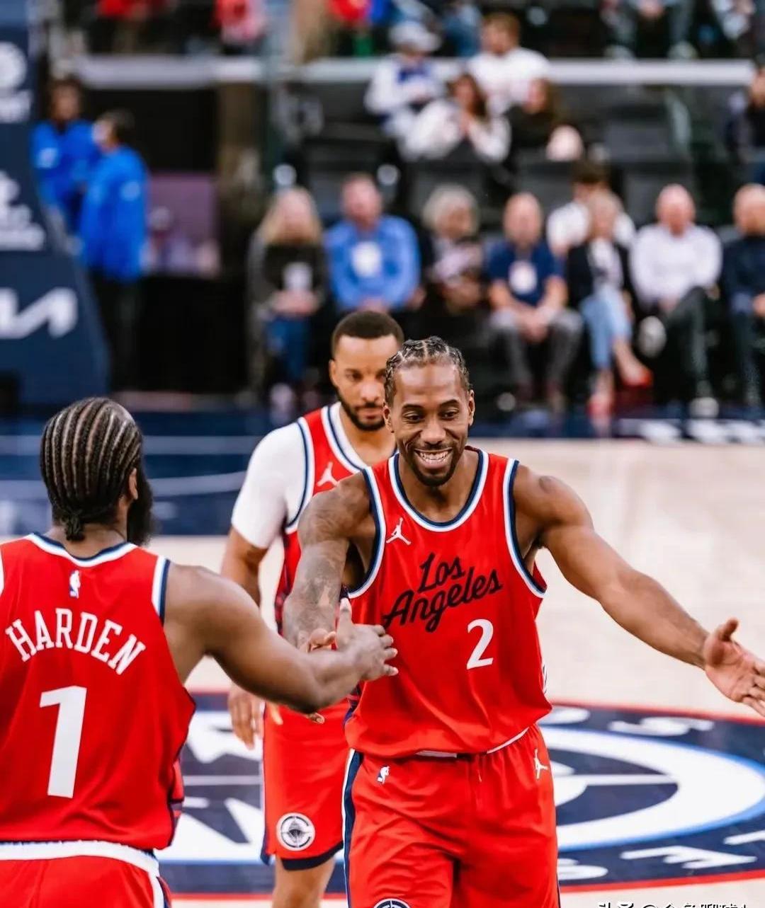 快船大胜绿军稳住比赛领先 快船大胜绿军稳住比赛领先