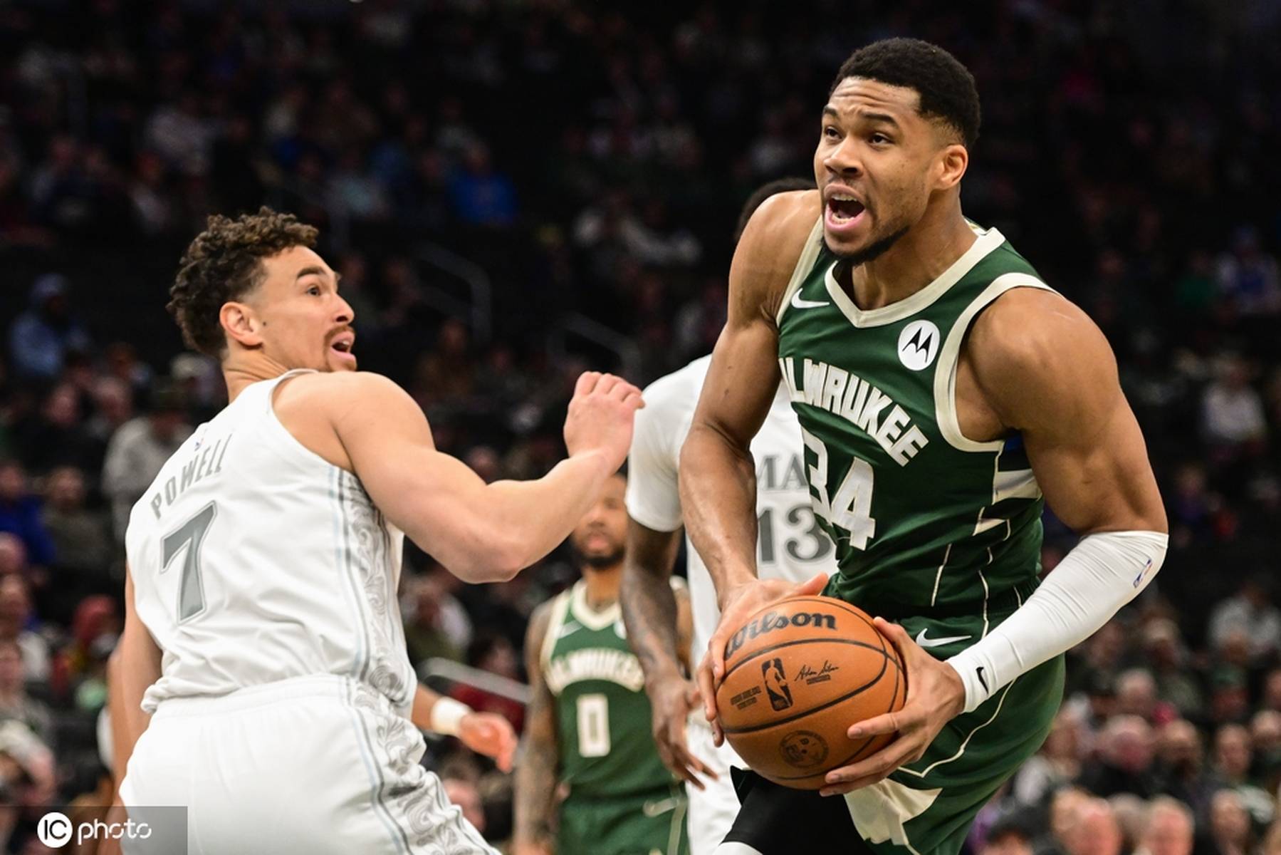 雄鹿主场击败国王,取得两连胜 雄鹿主场击败国王,取得两连胜