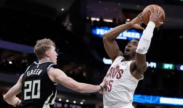 雄鹿主场击败国王,取得两连胜 雄鹿主场击败国王,取得两连胜